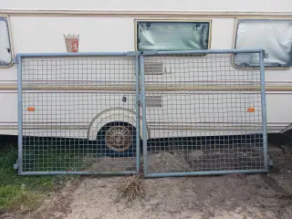 Gitter låger måler 3 meter i bredden og 150 i højd