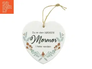 Hjerteformet keramikskilt med &#39;Mormor&#39; budskab fra Netto (str. 10 x 10 cm)