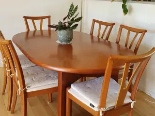 Spisebord med to tillægsplader og 6 stole