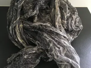 Fint nyt stort tørklæde i sort/grå/beige