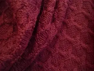 Mørkerød Striksweater
