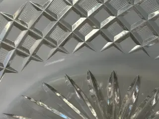 Elegant slebet krystalskål – 22 cm i diameter