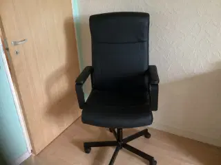 Ubrugt kontorstol 