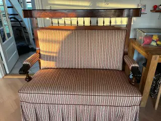 Antiksofa med rødstribet stof