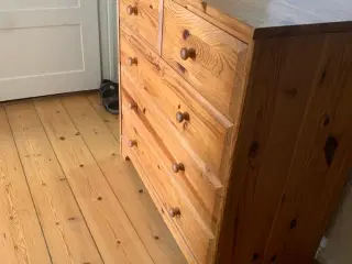 Fyrtræskommode