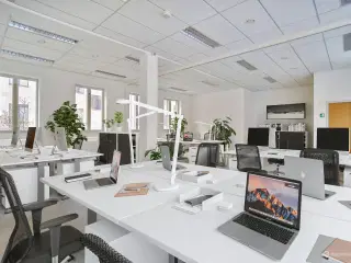 Fullservice erhverslokaler hos hurtig voksende startup - 3 kontorlokaler med gode fællesarealer til leje.