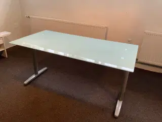 Skrivebord med glasplade