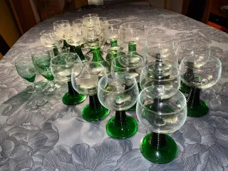 30 flotte Rømerglas og fem grønne hvidvinsglas