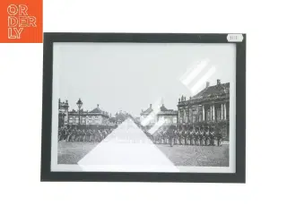 Sort billedramme med gammelt fotografi fra Accent by Fosan (str. 21x29,7 cm)