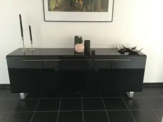 Skænk i sort lak