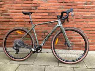 Gravel cykel i carbon med elektroniske gear