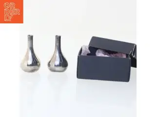 Sæt med to sølvfarvede kertestager fra Dansk Design (str. 5,5 cm) (DVD)