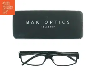 Briller med etui fra BAK OPTICS (str. Styrke plus et)