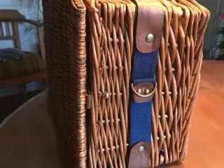 Picnic kurv med tallerkner og bestik
