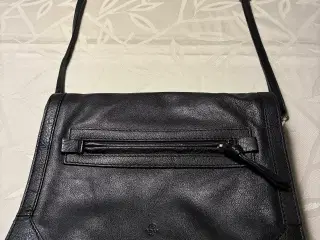 Adax skuldertaske i sort handskeblødt læder 