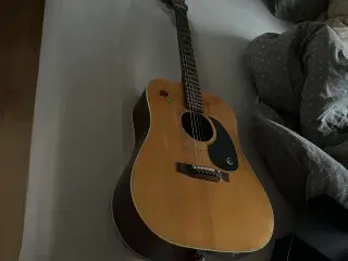 Akustisk guitar med strenge og tuner og stemmedims