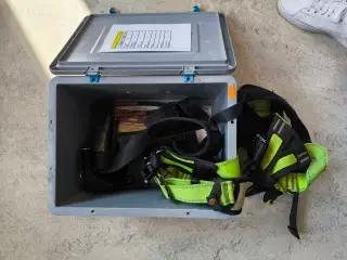 Kasse m. sikringsgrej samt div.