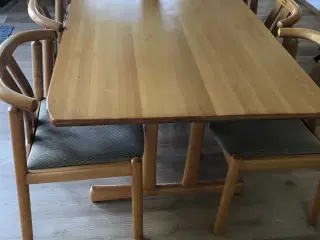 Spisebord med 8 stole