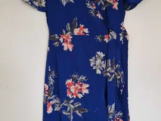 Blå blomstret kjole 