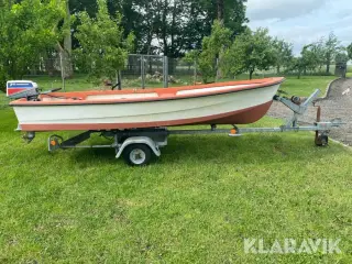 Båd med motor og trailer