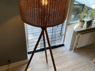 Lampe i teak og flet 