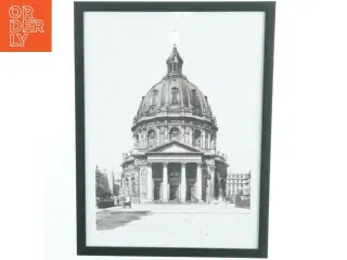 Sort indrammet billede af kirke fra Nielsen (str. 30x40 cm)