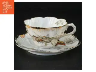 Dekoreret porcelænskop med tilhørende underkop og sidetallerken (str. 14 x 6 cm)