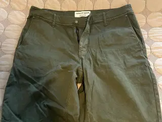Shaping New Tomorrow shorts str. 34