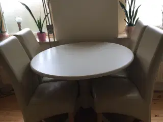 4 flotte stole og rundt spisebord