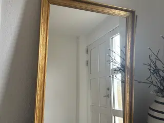 klassisk spejl med guldramme