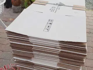 Papkasser bundtet bortgives