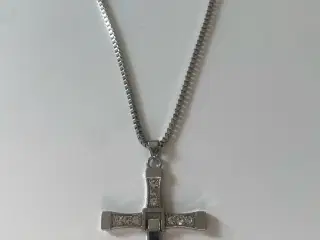 * Smuk halskæde med kors med smukke små sten - i T
