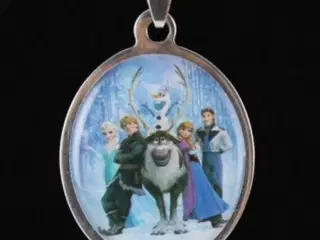 Frost halskæde med Elsa og Anna m.fl.