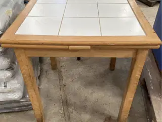 Spisebord med udtræk