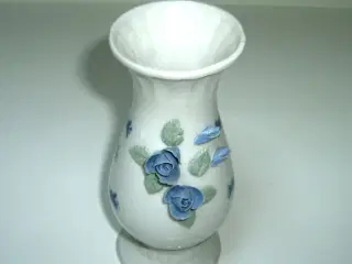 Gl. Vase med blå blomster på, Nedsat