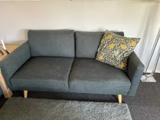 Sofa i mørkegrøn stof t/2 personer