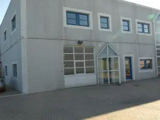 Lejemål på hjørnegrund i godt erhvervsområde
