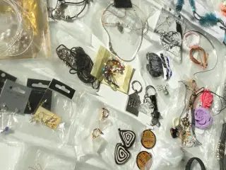 Mange smykker; halskæder, armbånd, øreringe