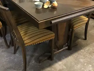 Gammelt bord med 6stole og plader