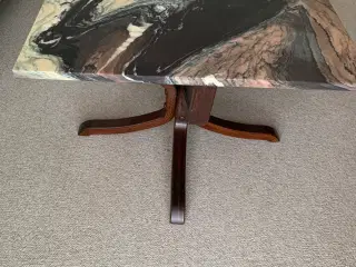 Hjørnebord med marmor