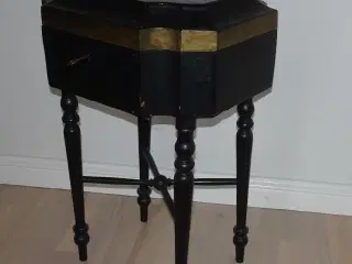 Lille antik sort "bord" med rum