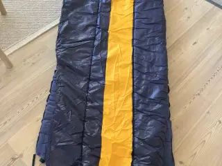Sovepose fra EKENS, blå og gul