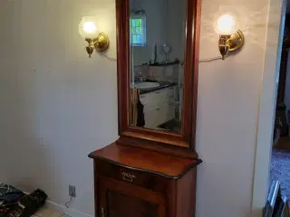 Antikt spejlskab. Uden spejl.