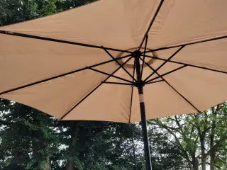 Stor parasol grå ø 300 150kr 
