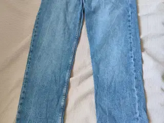 Bershka straight jeans str 34 