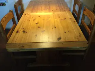 Køkkenbord med stole 