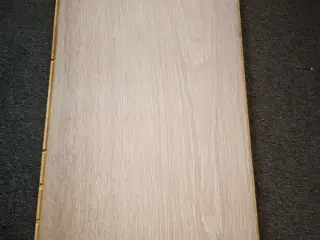 NYT HERREGÅRDS ANTIK WHITE EG PLANKEGULV, KR 599/M