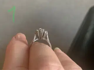 2 hvidgulds ringe med diamanter .
