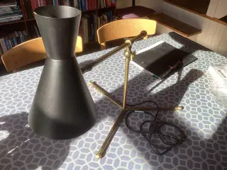Bordlampe med sort skærm