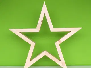 Ny håndlavet stjerne i lakeret fyrretræ